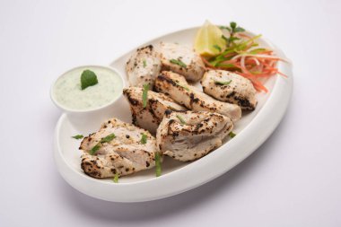 Hint Afgan tavuğu Malai Tikka taze salatayla servis edilen ızgara Murgh kremalı kebaptır.