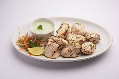Hint Afgan tavuğu Malai Tikka taze salatayla servis edilen ızgara Murgh kremalı kebaptır.