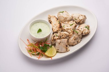 Hint Afgan tavuğu Malai Tikka taze salatayla servis edilen ızgara Murgh kremalı kebaptır.