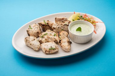 Hint Afgan tavuğu Malai Tikka taze salatayla servis edilen ızgara Murgh kremalı kebaptır.