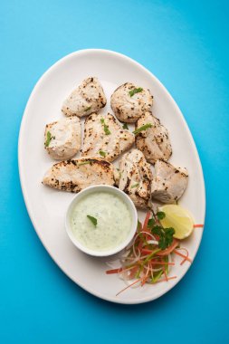 Hint Afgan tavuğu Malai Tikka taze salatayla servis edilen ızgara Murgh kremalı kebaptır.