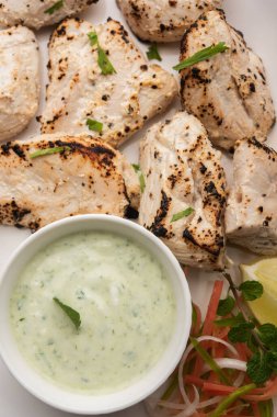 Hint Afgan tavuğu Malai Tikka taze salatayla servis edilen ızgara Murgh kremalı kebaptır.