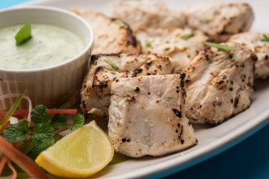 Hint Afgan tavuğu Malai Tikka taze salatayla servis edilen ızgara Murgh kremalı kebaptır.