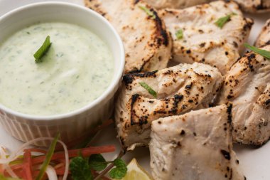 Hint Afgan tavuğu Malai Tikka taze salatayla servis edilen ızgara Murgh kremalı kebaptır.
