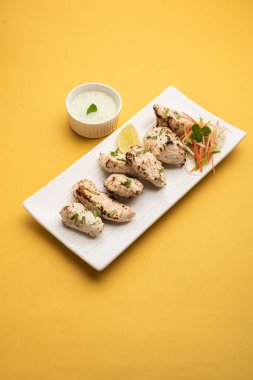 Hint Afgan tavuğu Malai Tikka taze salatayla servis edilen ızgara Murgh kremalı kebaptır.