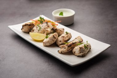 Hint Afgan tavuğu Malai Tikka taze salatayla servis edilen ızgara Murgh kremalı kebaptır.