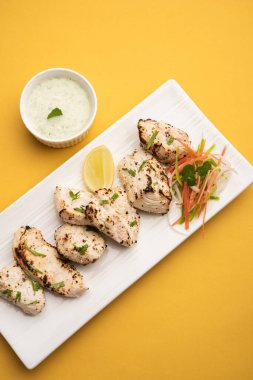 Hint Afgan tavuğu Malai Tikka taze salatayla servis edilen ızgara Murgh kremalı kebaptır.