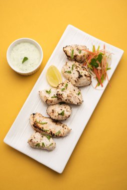 Hint Afgan tavuğu Malai Tikka taze salatayla servis edilen ızgara Murgh kremalı kebaptır.