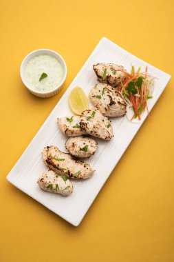 Hint Afgan tavuğu Malai Tikka taze salatayla servis edilen ızgara Murgh kremalı kebaptır.