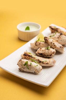 Hint Afgan tavuğu Malai Tikka taze salatayla servis edilen ızgara Murgh kremalı kebaptır.