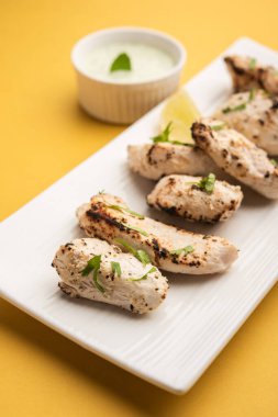 Hint Afgan tavuğu Malai Tikka taze salatayla servis edilen ızgara Murgh kremalı kebaptır.