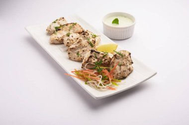 Hint Afgan tavuğu Malai Tikka taze salatayla servis edilen ızgara Murgh kremalı kebaptır.