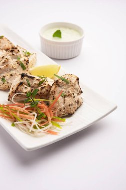 Hint Afgan tavuğu Malai Tikka taze salatayla servis edilen ızgara Murgh kremalı kebaptır.