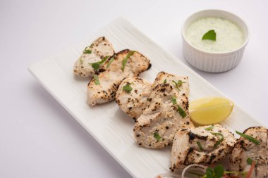 Hint Afgan tavuğu Malai Tikka taze salatayla servis edilen ızgara Murgh kremalı kebaptır.