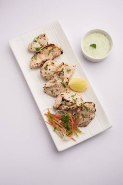 Hint Afgan tavuğu Malai Tikka taze salatayla servis edilen ızgara Murgh kremalı kebaptır.