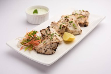 Hint Afgan tavuğu Malai Tikka taze salatayla servis edilen ızgara Murgh kremalı kebaptır.