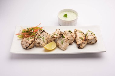 Hint Afgan tavuğu Malai Tikka taze salatayla servis edilen ızgara Murgh kremalı kebaptır.