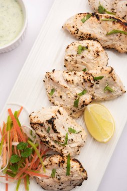 Hint Afgan tavuğu Malai Tikka taze salatayla servis edilen ızgara Murgh kremalı kebaptır.