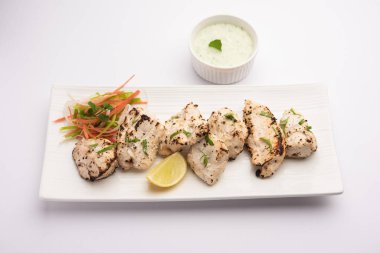 Hint Afgan tavuğu Malai Tikka taze salatayla servis edilen ızgara Murgh kremalı kebaptır.