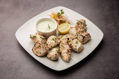 Hint Afgan tavuğu Malai Tikka taze salatayla servis edilen ızgara Murgh kremalı kebaptır.