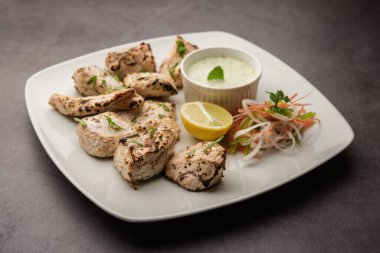 Hint Afgan tavuğu Malai Tikka taze salatayla servis edilen ızgara Murgh kremalı kebaptır.