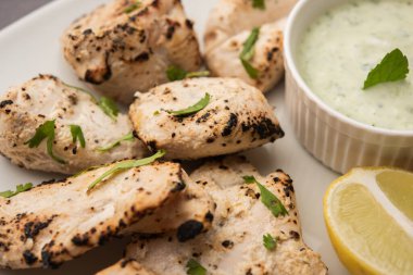 Hint Afgan tavuğu Malai Tikka taze salatayla servis edilen ızgara Murgh kremalı kebaptır.