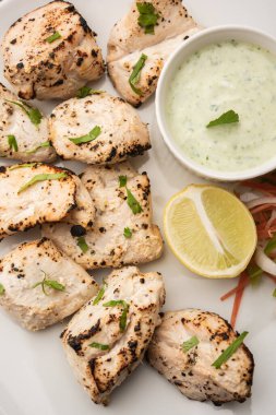 Hint Afgan tavuğu Malai Tikka taze salatayla servis edilen ızgara Murgh kremalı kebaptır.