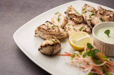 Hint Afgan tavuğu Malai Tikka taze salatayla servis edilen ızgara Murgh kremalı kebaptır.