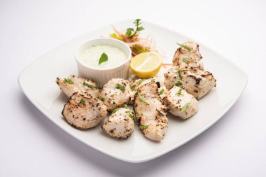 Hint Afgan tavuğu Malai Tikka taze salatayla servis edilen ızgara Murgh kremalı kebaptır.