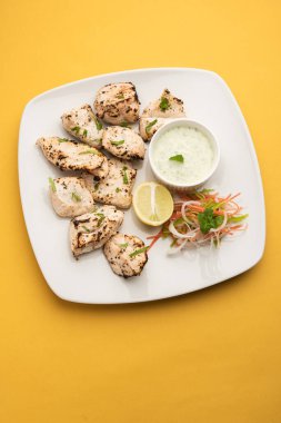 Hint Afgan tavuğu Malai Tikka taze salatayla servis edilen ızgara Murgh kremalı kebaptır.