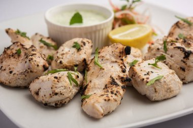 Hint Afgan tavuğu Malai Tikka taze salatayla servis edilen ızgara Murgh kremalı kebaptır.