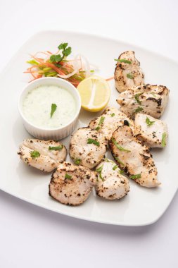Hint Afgan tavuğu Malai Tikka taze salatayla servis edilen ızgara Murgh kremalı kebaptır.