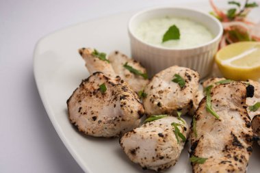Hint Afgan tavuğu Malai Tikka taze salatayla servis edilen ızgara Murgh kremalı kebaptır.