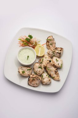 Hint Afgan tavuğu Malai Tikka taze salatayla servis edilen ızgara Murgh kremalı kebaptır.
