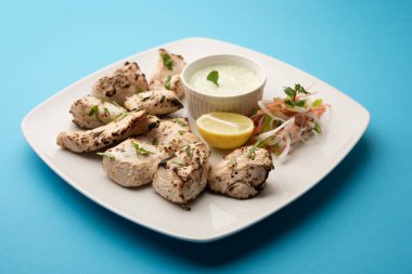 Hint Afgan tavuğu Malai Tikka taze salatayla servis edilen ızgara Murgh kremalı kebaptır.
