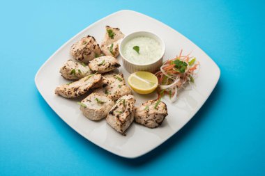 Hint Afgan tavuğu Malai Tikka taze salatayla servis edilen ızgara Murgh kremalı kebaptır.