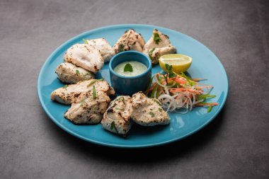 Hint Afgan tavuğu Malai Tikka taze salatayla servis edilen ızgara Murgh kremalı kebaptır.