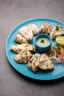 Hint Afgan tavuğu Malai Tikka taze salatayla servis edilen ızgara Murgh kremalı kebaptır.