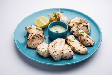 Hint Afgan tavuğu Malai Tikka taze salatayla servis edilen ızgara Murgh kremalı kebaptır.