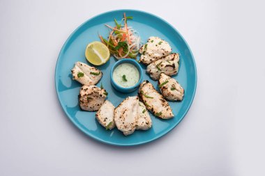 Hint Afgan tavuğu Malai Tikka taze salatayla servis edilen ızgara Murgh kremalı kebaptır.