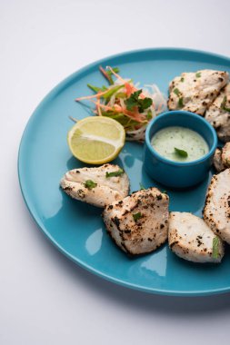 Hint Afgan tavuğu Malai Tikka taze salatayla servis edilen ızgara Murgh kremalı kebaptır.