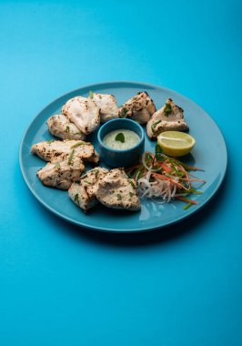 Hint Afgan tavuğu Malai Tikka taze salatayla servis edilen ızgara Murgh kremalı kebaptır.