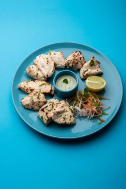 Hint Afgan tavuğu Malai Tikka taze salatayla servis edilen ızgara Murgh kremalı kebaptır.