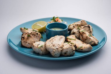 Hint Afgan tavuğu Malai Tikka taze salatayla servis edilen ızgara Murgh kremalı kebaptır.