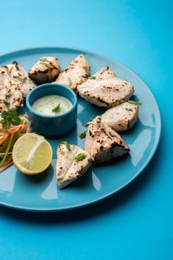 Hint Afgan tavuğu Malai Tikka taze salatayla servis edilen ızgara Murgh kremalı kebaptır.