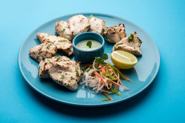 Hint Afgan tavuğu Malai Tikka taze salatayla servis edilen ızgara Murgh kremalı kebaptır.