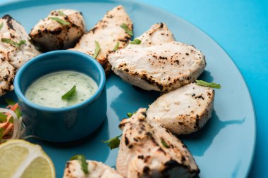 Hint Afgan tavuğu Malai Tikka taze salatayla servis edilen ızgara Murgh kremalı kebaptır.