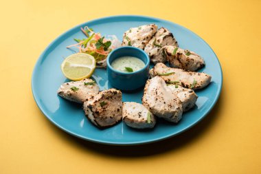 Hint Afgan tavuğu Malai Tikka taze salatayla servis edilen ızgara Murgh kremalı kebaptır.