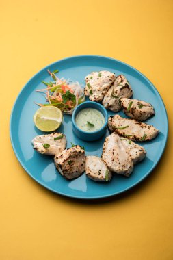 Hint Afgan tavuğu Malai Tikka taze salatayla servis edilen ızgara Murgh kremalı kebaptır.