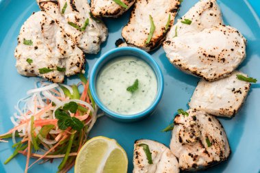 Hint Afgan tavuğu Malai Tikka taze salatayla servis edilen ızgara Murgh kremalı kebaptır.